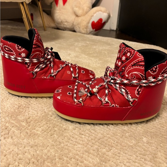 NWT Moon Boot Red Patterned Shoes size 7/7.5 - Picture 2 of 5